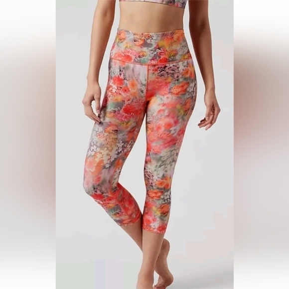 Athleta Elation Printed Capri Color Renewed Bloom Spring Pink sz L - Picture 1 of 8